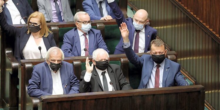 11.08.2021. Warszawa. Wicepremier, prezes PiS Jarosław Kaczyński (w środku, na dole), minister obrony narodowej Mariusz Błaszczak (z prawej) i wicemarszałkowie Sejmu Małgorzata Gosiewska (druga z lewej), Ryszard Terlecki (trzeci z lewej) oraz posłowie PiS Waldemar Andzel (drgi z prawej) i Leonard Krasulski (w środku) na sali obrad Sejmu / Wojciech Olkuśnik / PAP