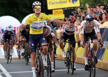 12.08.2021. Bukowina Tatrzańska. Portugalczyk Joao Almeida (z lewej) z ekipy Deceuninck-Quick Step na mecie 4. etapu kolarskiego wyścigu 78. Tour de Pologne / PAP/Grzegorz Momot