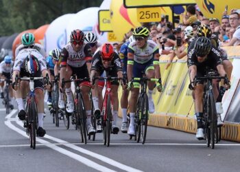 13.08.2021. Bielsko-Biała. Niemiec Nikias Arndt (z prawej) z grupy DSM wygrywa 5. etap 78. Tour de Pologne w Bielsku-Białej. Drugi był Słoweniec Matej Mohoric (z lewej) z Bahrain-Merida, a trzeci Włoch Stefano Oldani (w środku) z Lotto Soudal / PAP/Andrzej Grygiel