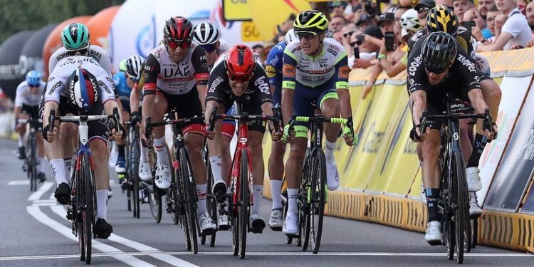 13.08.2021. Bielsko-Biała. Niemiec Nikias Arndt (z prawej) z grupy DSM wygrywa 5. etap 78. Tour de Pologne w Bielsku-Białej. Drugi był Słoweniec Matej Mohoric (z lewej) z Bahrain-Merida, a trzeci Włoch Stefano Oldani (w środku) z Lotto Soudal / PAP/Andrzej Grygiel