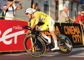 14,.08.2021. Katowice. Lider wyścigu Portugalczyk Joao Almeida z grupy Deceuninck-Quick Step na trasie 6. etapu 78. Tour de Pologne, jazdy indywidualnej na czas / PAP/Andrzej Grygiel