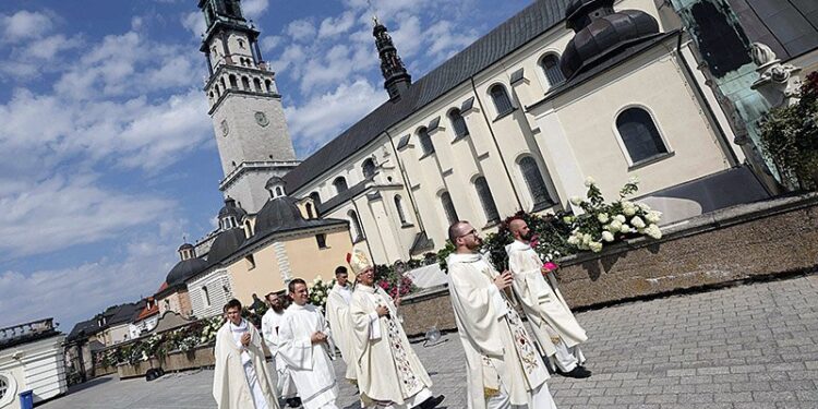 15.08.2021. Częstochowa. Metropolita częstochowski abp Wacław Depo przewodniczy mszy świętej odpustowej na Jasnej Górze / Waldemar Deska / PAP