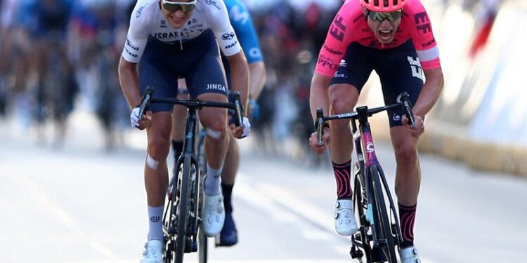 15.08.2021. Kraków. Holender Julius van den Berg (z prawej) z grupy EF Education–Nippo wygrywa 7. etap 78. Tour de Pologne w Krakowie. Drugie miejsce zajął Francuz Alexis Renard (z lewej) z grupy Israel Start-Up Nation / PAP/Łukasz Gągulski