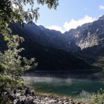 Morskie Oko. Po kilkudniowych opadach deszczu w Tatrach w najwyższych partiach Tatr powyżej 2000 m n.p.m. spadła niewielka ilość śniegu i występują też oblodzenia / Grzegorz Momot / PAP