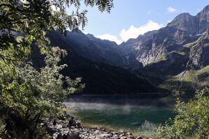 Morskie Oko. Po kilkudniowych opadach deszczu w Tatrach w najwyższych partiach Tatr powyżej 2000 m n.p.m. spadła niewielka ilość śniegu i występują też oblodzenia / Grzegorz Momot / PAP