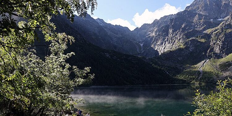 Morskie Oko. Po kilkudniowych opadach deszczu w Tatrach w najwyższych partiach Tatr powyżej 2000 m n.p.m. spadła niewielka ilość śniegu i występują też oblodzenia / Grzegorz Momot / PAP