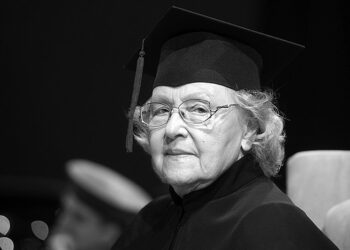 Na zdjęciu archiwalnym z 12.10.2016 r. światowej sławy polska śpiewaczka profesor Teresa Żylis-Gara podczas otrzymania tytułu doktora honoris causa Akademii Muzycznej im. Grażyny i Kiejstuta Bacewiczów w Łodzi. Śpiewaczka zmarła w wieku 91 lat / Grzegorz Michałowski / PAP