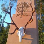 Michala Góra. Z kapliczki ufundowanej przez myśliwych ktoś ukradł poroże. Na zdjęciu kapliczka przed dewastacją / Marcin Rybus