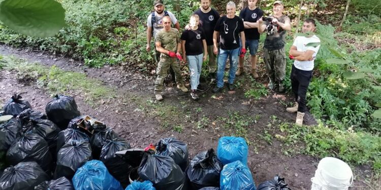 21.08.2021. Hucisko koło Stąporkowa. Nielegalne wysypisko śmieci / Stowarzyszenie Historyczno-Eksploracyjne „Kohorta”