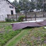 16.08.2021. Secemin. Zerwane dachy, uszkodzone drzewa po burzy / PSP Włoszczowa