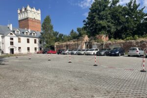 02.08.2021. Sandomierz. Wyremontowany parking przy siedzibie Caritas Diecezji Sandomierskiej na starówce / Grażyna Szlęzak-Wójcik / Radio Kielce