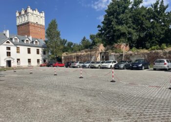 02.08.2021. Sandomierz. Wyremontowany parking przy siedzibie Caritas Diecezji Sandomierskiej na starówce / Grażyna Szlęzak-Wójcik / Radio Kielce