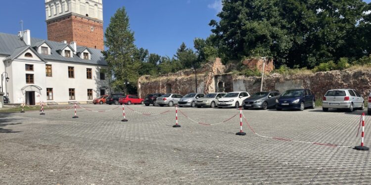 02.08.2021. Sandomierz. Wyremontowany parking przy siedzibie Caritas Diecezji Sandomierskiej na starówce / Grażyna Szlęzak-Wójcik / Radio Kielce