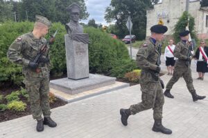 08.08.2021. Garbów. Odsłonięcie popiersia generała Józefa Dowbora-Muśnickiego / Grażyna Szlęzak-Wójcik / Radio Kielce