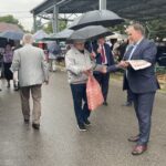 23.08.2021. Staszów. Promocja rozwiązań dla rolnictwa, ujętych w Polskim Ładzie. Na zdjęciu (po prawej): Stanisław Batóg - wiceprzewodniczący Rady Powiatu Staszowskiego i Marek Kwitek - poseł PiS / Grażyna Szlęzak-Wójcik / Radio Kielce