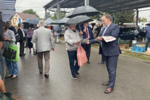 23.08.2021. Staszów. Promocja rozwiązań dla rolnictwa, ujętych w Polskim Ładzie. Na zdjęciu (po prawej): Stanisław Batóg - wiceprzewodniczący Rady Powiatu Staszowskiego i Marek Kwitek - poseł PiS / Grażyna Szlęzak-Wójcik / Radio Kielce