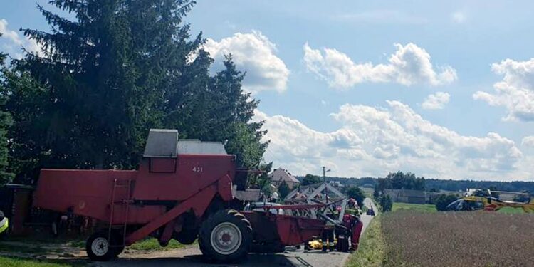 10.08.2021. Wszachów. Zderzenie samochodu osobowego z kombajnem rolniczym / policja