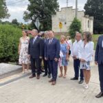 08.08.2021. Garbów. Odsłonięcie popiersia generała Józefa Dowbora-Muśnickiego. Na zdjęciu (od lewej): Olga Gawron - prezes Stowarzyszenia Pamięci Zawiszy Czarnego Herbu Sulima z Garbowa, Jarosław Rusiecki - senator PiS, Marek Łukaszek - wójt gminy Dwikozy, Marek Kwitek - poseł PiS, Paweł Niedźwiedź - wicestarosta sandomierski (pierwszy z prawej) / Grażyna Szlęzak-Wójcik / Radio Kielce