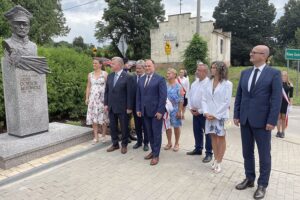 08.08.2021. Garbów. Odsłonięcie popiersia generała Józefa Dowbora-Muśnickiego. Na zdjęciu (od lewej): Olga Gawron - prezes Stowarzyszenia Pamięci Zawiszy Czarnego Herbu Sulima z Garbowa, Jarosław Rusiecki - senator PiS, Marek Łukaszek - wójt gminy Dwikozy, Marek Kwitek - poseł PiS, Paweł Niedźwiedź - wicestarosta sandomierski (pierwszy z prawej) / Grażyna Szlęzak-Wójcik / Radio Kielce