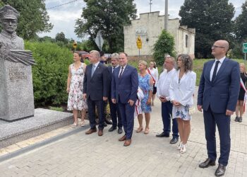 08.08.2021. Garbów. Odsłonięcie popiersia generała Józefa Dowbora-Muśnickiego. Na zdjęciu (od lewej): Olga Gawron - prezes Stowarzyszenia Pamięci Zawiszy Czarnego Herbu Sulima z Garbowa, Jarosław Rusiecki - senator PiS, Marek Łukaszek - wójt gminy Dwikozy, Marek Kwitek - poseł PiS, Paweł Niedźwiedź - wicestarosta sandomierski (pierwszy z prawej) / Grażyna Szlęzak-Wójcik / Radio Kielce