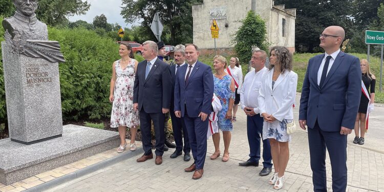 08.08.2021. Garbów. Odsłonięcie popiersia generała Józefa Dowbora-Muśnickiego. Na zdjęciu (od lewej): Olga Gawron - prezes Stowarzyszenia Pamięci Zawiszy Czarnego Herbu Sulima z Garbowa, Jarosław Rusiecki - senator PiS, Marek Łukaszek - wójt gminy Dwikozy, Marek Kwitek - poseł PiS, Paweł Niedźwiedź - wicestarosta sandomierski (pierwszy z prawej) / Grażyna Szlęzak-Wójcik / Radio Kielce