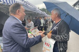 23.08.2021. Staszów. Promocja rozwiązań dla rolnictwa, ujętych w Polskim Ładzie. Na zdjęciu (po lewej): Marek Kwitek - poseł PiS / Grażyna Szlęzak-Wójcik / Radio Kielce