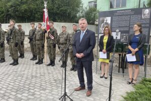 08.08.2021. Garbów. Odsłonięcie popiersia generała Józefa Dowbora-Muśnickiego. Na zdjęciu (w środku): Jarosław Rusiecki - senator PiS / Grażyna Szlęzak-Wójcik / Radio Kielce