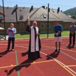 14.08.2021. Nasiczne. Otwarcie boiska wielofunkcyjnego przy Ośrodku Wypoczynkowym Caritas Diecezji Sandomierskiej. Poświęcenie dokonał biskup Krzysztof Nitkiewicz