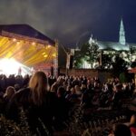 19.08.2021. Sandomierz. Dziedziniec Zamku Królewskiego. Koncert Kamila Bednarka / Grażyna Szlęzak-Wójcik / Radio Kielce