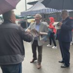 23.08.2021. Staszów. Promocja rozwiązań dla rolnictwa, ujętych w Polskim Ładzie. Na zdjęciu (w środku): Krzysztof Lipiec - prezes świętokrzyskich struktur PiS i Stanisław Batóg - wiceprzewodniczący Rady Powiatu Staszowskiego / Grażyna Szlęzak-Wójcik / Radio Kielce