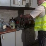 12.08.2021. Piwnica domu, w którym znajdowała się aparatura do produkcji nielegalnego alkoholu / KPP w Jędrzejowie