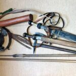 Skradzione przez 43-latka włócznie, miecze, hełm / KMP w Kielcach