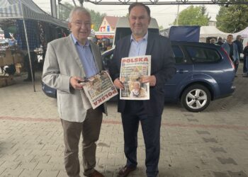 23.08.2021. Staszów. Promocja rozwiązań dla rolnictwa, ujętych w Polskim Ładzie. Na zdjęciu (od lewej): Krzysztof Lipiec - prezes świętokrzyskich struktur PiS i Marek Kwitek - poseł PiS / Grażyna Szlęzak-Wójcik / Radio Kielce