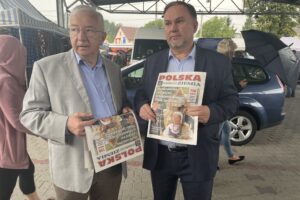 23.08.2021. Staszów. Promocja rozwiązań dla rolnictwa, ujętych w Polskim Ładzie. Na zdjęciu (od lewej): Krzysztof Lipiec - prezes świętokrzyskich struktur PiS i Marek Kwitek - poseł PiS / Grażyna Szlęzak-Wójcik / Radio Kielce