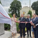 08.08.2021. Garbów. Odsłonięcie popiersia generała Józefa Dowbora-Muśnickiego. Na zdjęciu (od lewej): Olga Gawron - prezes Stowarzyszenia Pamięci Zawiszy Czarnego Herbu Sulima z Garbowa, Jarosław Rusiecki - senator PiS, Marek Łukaszek - wójt gminy Dwikozy, Marek Kwitek - poseł PiS, Paweł Niedźwiedź - wicestarosta sandomierski / Grażyna Szlęzak-Wójcik / Radio Kielce
