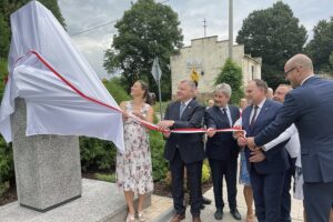 08.08.2021. Garbów. Odsłonięcie popiersia generała Józefa Dowbora-Muśnickiego. Na zdjęciu (od lewej): Olga Gawron - prezes Stowarzyszenia Pamięci Zawiszy Czarnego Herbu Sulima z Garbowa, Jarosław Rusiecki - senator PiS, Marek Łukaszek - wójt gminy Dwikozy, Marek Kwitek - poseł PiS, Paweł Niedźwiedź - wicestarosta sandomierski / Grażyna Szlęzak-Wójcik / Radio Kielce