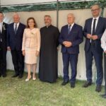 15.08.2021. Zawichost. Dożynki gminne. Na zdjęciu (od lewej); Anna Paluch - wicedyrektor ARiMR w Kielcach, Michał Karbowniczek - społeczny asystent poseł Agaty Wojtyszek, Marek Jońca - członek zarządu województwa świętokrzyskiego, poseł Agata Wojtyszek ,ks. Piotr Szpyt - proboszcz parafii w Zawichoście, Tomasz Huk - przewodniczący Rady Powiatu Sandomierskiego, Paweł  Niedźwiedź wicestarosta sandomierski, Waldemar Maruszczak - radny Powiatu Sandomierskiego / Grażyna Szlęzak-Wójcik / Radio Kielce