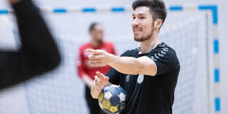 29.04.2021. Kielce. Wspólny trening Łomży Vive Kielce i AZS UJK Kielce. Na zdjęciu: Alex Dujszebajew / kielcehandball.pl