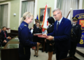30.08.2021. Kielce. Dzień Straży Miejskiej. Na zdjęciu (od lewej): Barbara Brzeszcz - nowa komendant Straży Miejskiej w Kielcach, Bogdan Wenta - prezydent Kielc / um.kielce.pl