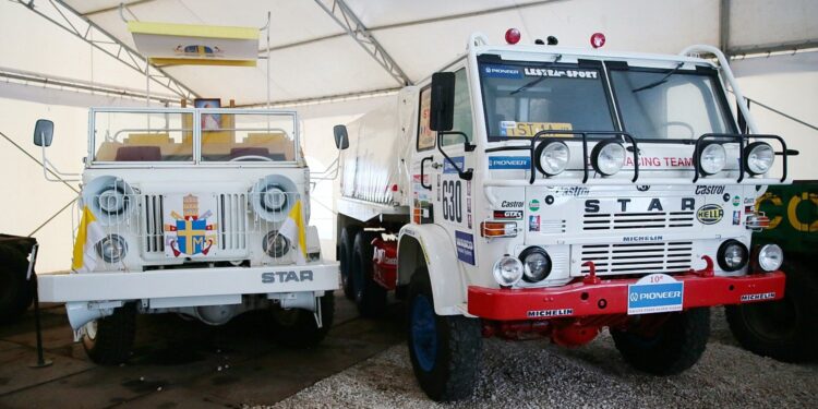 19.01.2021. Starachowice. Muzeum Przyrody i Techniki "Ekomuzeum" im. Jana Pazdura. Star 660 M2 Papamobile - replika i Star 266R - uczestnik X Rajdu Paryż-Dakar / Wiktor Taszłow / Radio Kielce