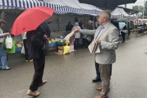 23.08.2021. Staszów. Promocja rozwiązań dla rolnictwa, ujętych w Polskim Ładzie. Na zdjęciu (po prawej): Krzysztof Lipiec - prezes świętokrzyskich struktur PiS / Grażyna Szlęzak-Wójcik / Radio Kielce