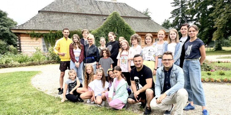 02.08.2021. Ciekoty. Warsztaty Musicalowe Studia Buffo Kielce i Bieliny, odbywające się w Centrum Edukacji i Kultury „Szklany dom” w Ciekotach. Na zdjęciu uczestnicy z organizatorami i instruktorami. / Dorota Klusek / Radio Kielce