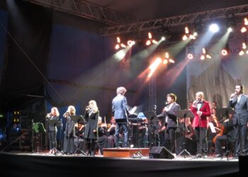 Koncert Piotra Rubika na błoniach przed Sanktuarium św. Józefa w Prudniku-Lesie / Jan Poniatyszyn / Radio Opole