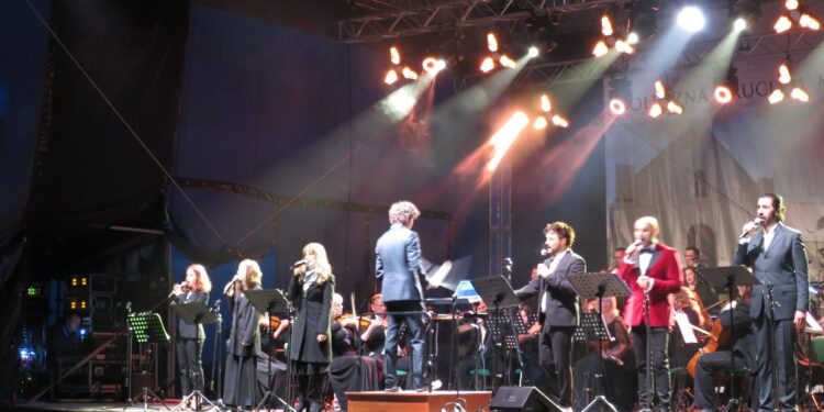 Koncert Piotra Rubika na błoniach przed Sanktuarium św. Józefa w Prudniku-Lesie / Jan Poniatyszyn / Radio Opole