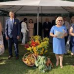 15.08.2021. Zawichost. Dożynki gminne. Na zdjęciu (od lewej): Aneta Kaptur i Stanisław Cisowski - starostowie uroczystości dożynkowych, Katarzyna Kondziołka burmistrz Zawichostu, Edyta Rębiś - przewodnicząca Rady Miasta / Grażyna Szlęzak-Wójcik / Radio Kielce