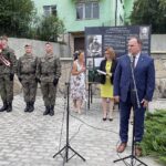 08.08.2021. Garbów. Odsłonięcie popiersia generała Józefa Dowbora-Muśnickiego. Na zdjęciu (z prawej): Marek Kwitek - poseł PiS / Grażyna Szlęzak-Wójcik / Radio Kielce