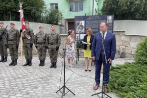 08.08.2021. Garbów. Odsłonięcie popiersia generała Józefa Dowbora-Muśnickiego. Na zdjęciu (z prawej): Marek Kwitek - poseł PiS / Grażyna Szlęzak-Wójcik / Radio Kielce