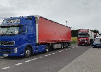 Ciężarówka z pomocą humanitarną dla uchodźców czeka na polsko-białoruskim przejściu granicznym w Bobrownikach / Michał Buraczewski
