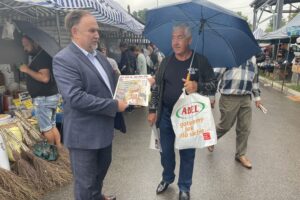 23.08.2021. Staszów. Promocja rozwiązań dla rolnictwa, ujętych w Polskim Ładzie. Na zdjęciu (po lewej): Marek Kwitek - poseł PiS / Grażyna Szlęzak-Wójcik / Radio Kielce