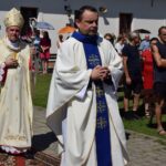 15.08.2021. Rytwiany. Pustelnia Złotego Lasu. Uroczystości odpustowe. Na zdjęciu (z lewej): Krzysztof Nitkiewicz - biskup sandomierski / ks. Grzegorz Słodkowski / rzecznik diecezji  sandomierskiej